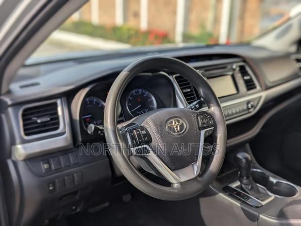 Toyota Highlander LE 2019 Silver