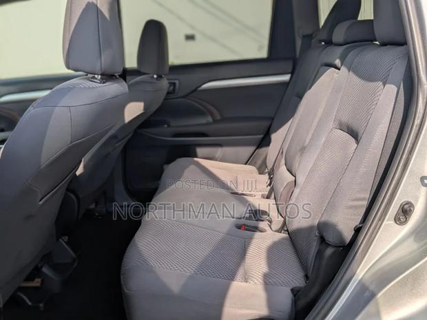 Toyota Highlander LE 2019 Silver