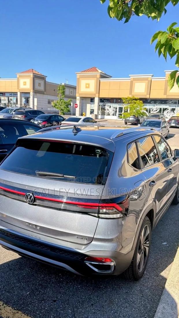 Volkswagen Taos SE 4MOTION 2025 Gray