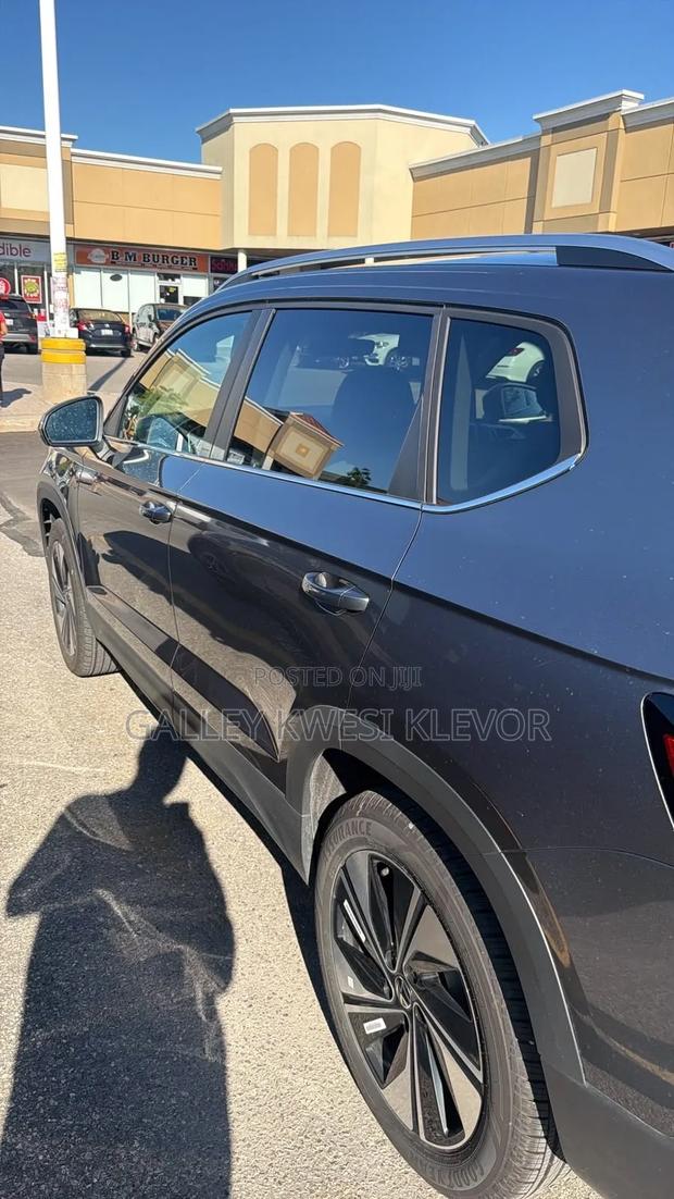 Volkswagen Taos SE 4MOTION 2025 Gray