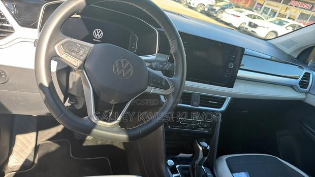 Volkswagen Taos SE 4MOTION 2025 Gray
