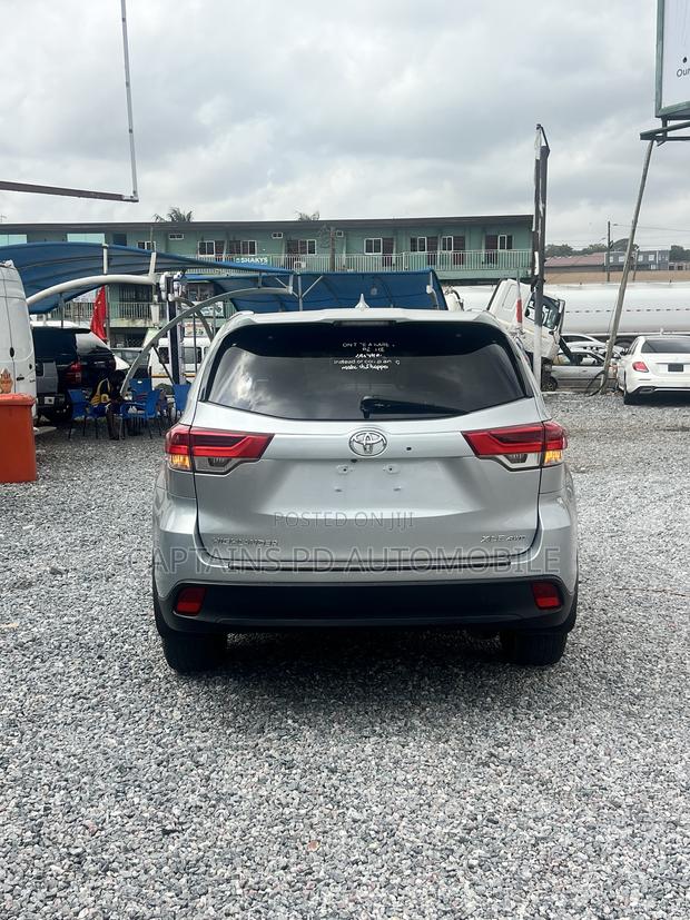 Toyota Highlander XLE 4x4 V6 (3.5L 6cyl 8A) 2018 Silver