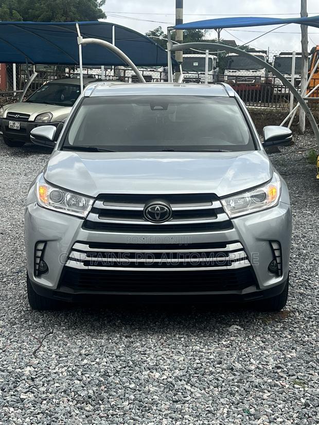 Toyota Highlander XLE 4x4 V6 (3.5L 6cyl 8A) 2018 Silver