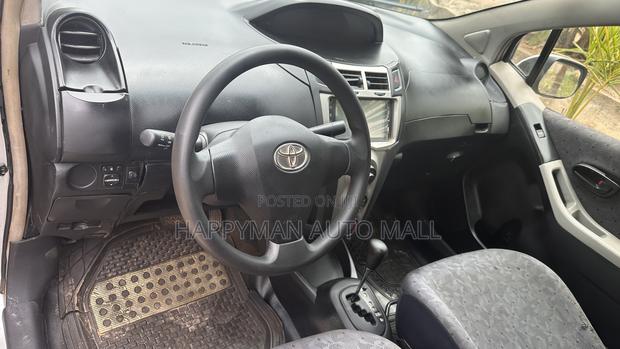Toyota Vitz 1.3 FWD 5dr 2010 Silver