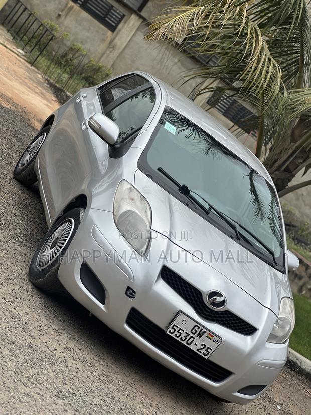 Toyota Vitz 1.3 FWD 5dr 2010 Silver