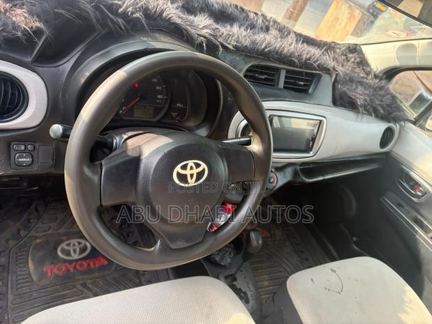 Toyota Vitz 1.3 AWD 5dr 2012 Silver