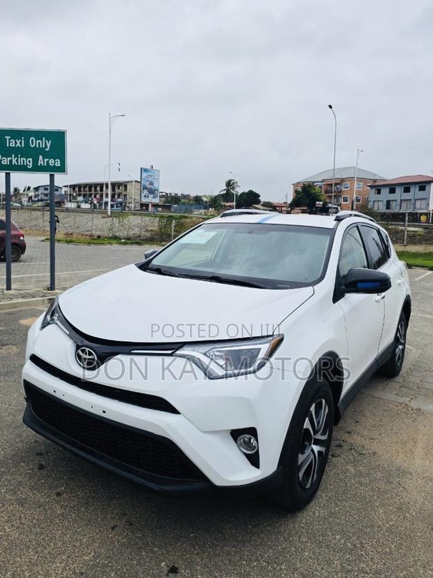 Toyota RAV4 LE AWD (2.5L 4cyl 6A) 2017 White