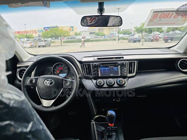 Toyota RAV4 LE AWD (2.5L 4cyl 6A) 2017 White