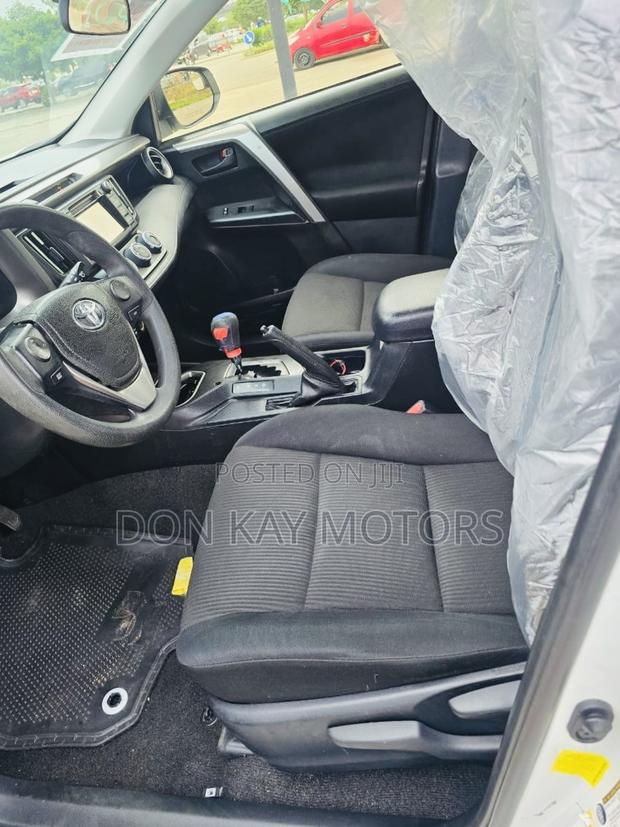 Toyota RAV4 LE AWD (2.5L 4cyl 6A) 2017 White