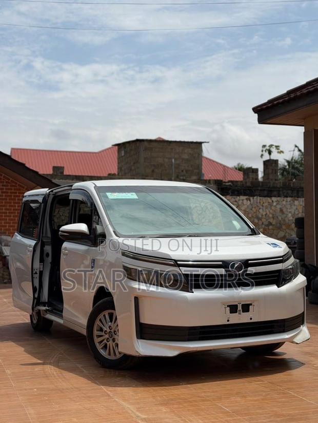 Toyota Voxy 2016 White