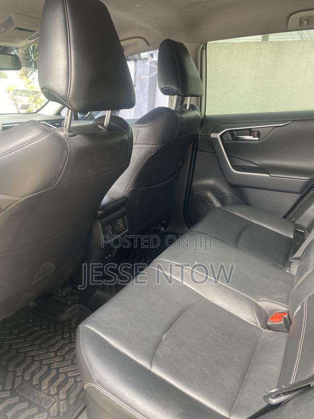 Toyota RAV4 XLE 2021 Black