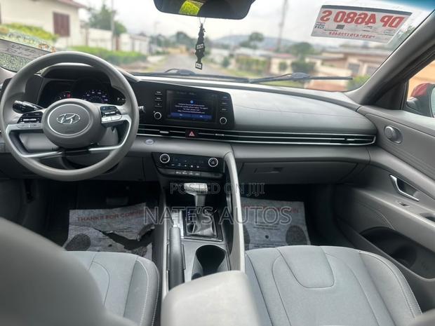 Hyundai Elantra SE 2021 Red