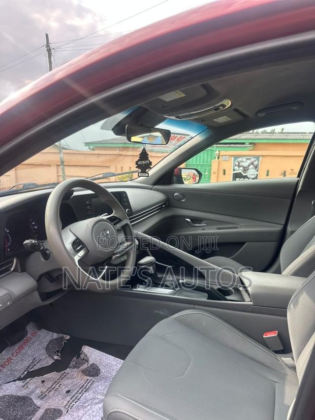 Hyundai Elantra SE 2021 Red