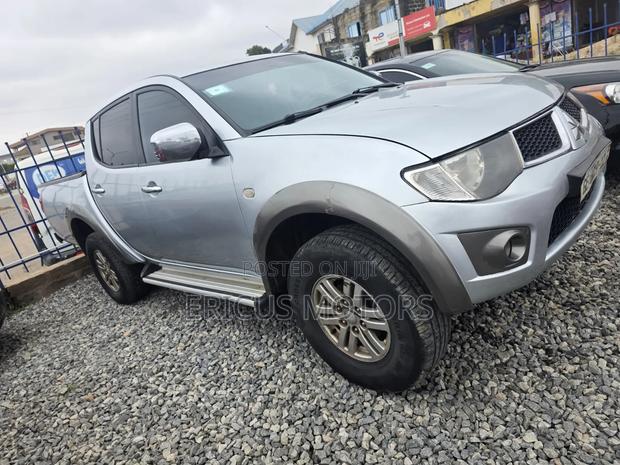 Mitsubishi L200 2012 Silver