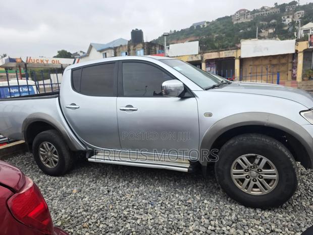 Mitsubishi L200 2012 Silver