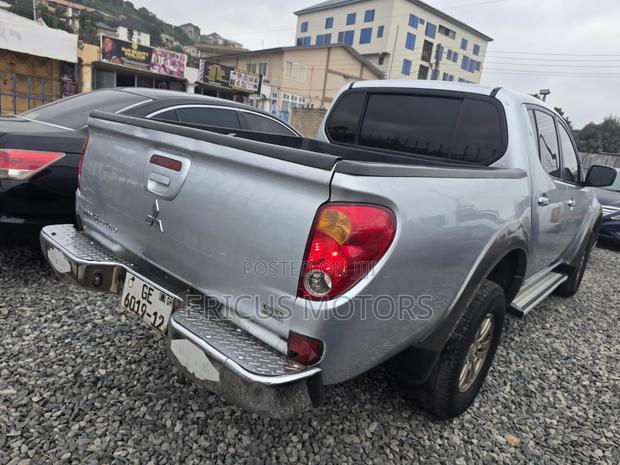 Mitsubishi L200 2012 Silver