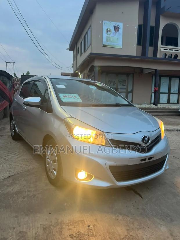 Toyota Vitz 2013 Silver