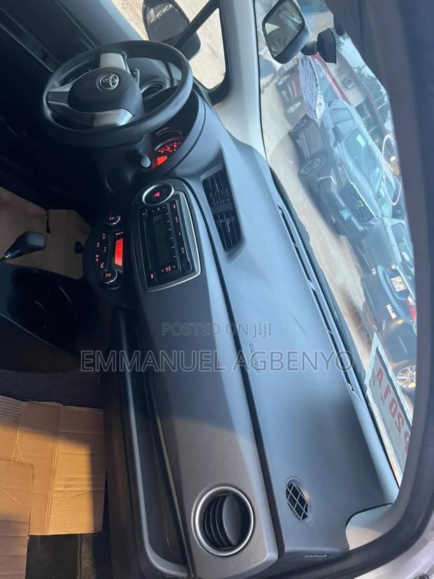 Toyota Vitz 2013 Silver