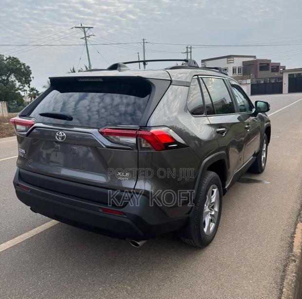 Toyota RAV4 XLE 2022 Gray