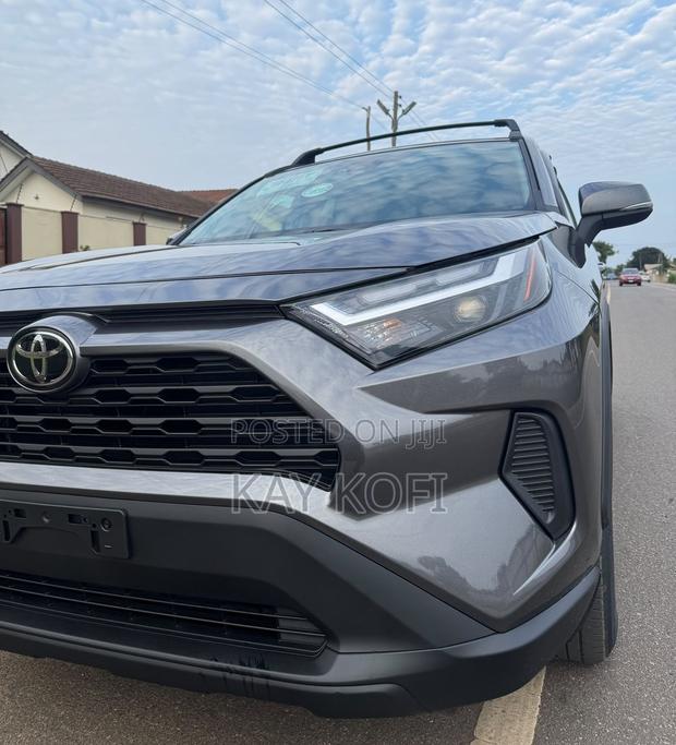 Toyota RAV4 XLE 2022 Gray