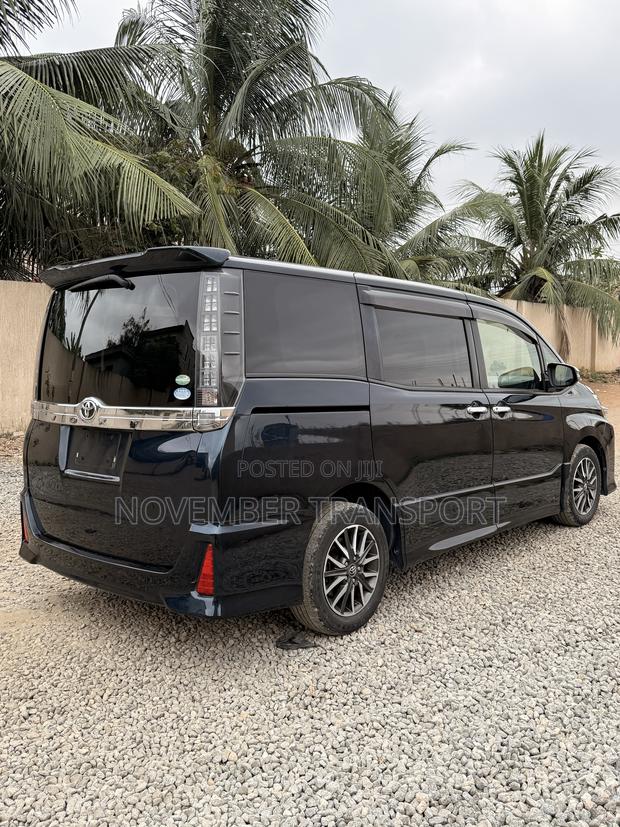 Toyota Voxy ZS Kirameki 2WD 8-Seater 2015