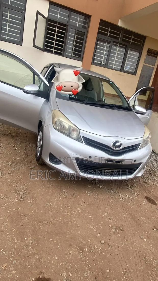 Toyota Vitz 2012 Silver