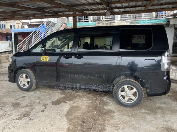 Toyota Voxy V 4WD 7-Seater 2012 Black