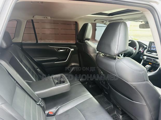 Toyota RAV4 XLE AWD 2020 Silver