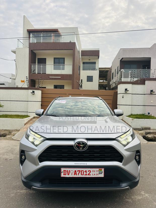 Toyota RAV4 LE 2022 Silver