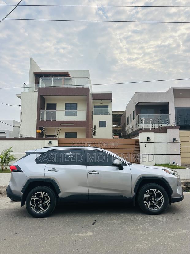 Toyota RAV4 XLE AWD 2020 Silver
