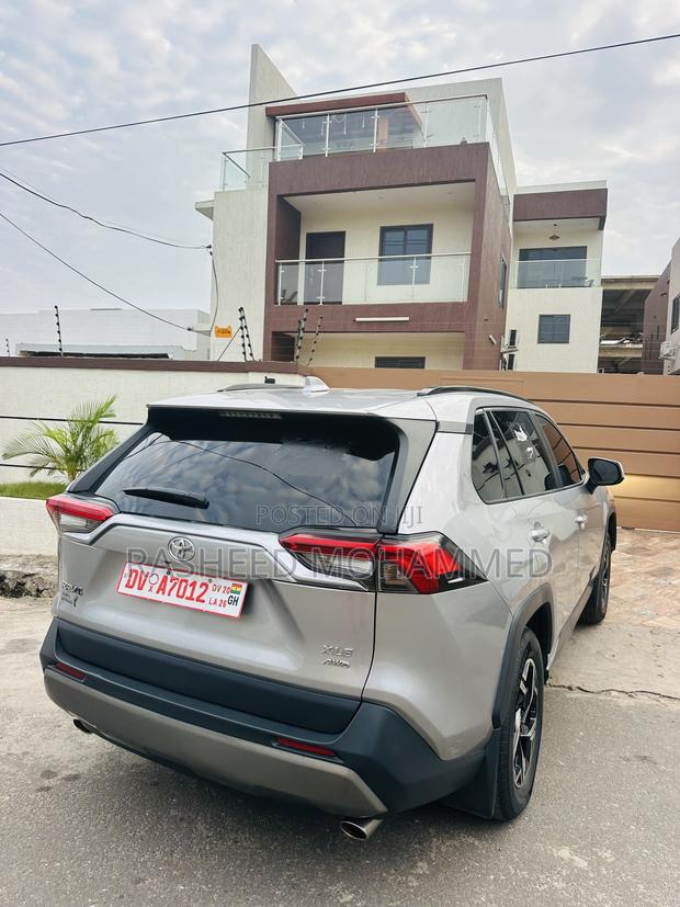 Toyota RAV4 XLE AWD 2020 Silver