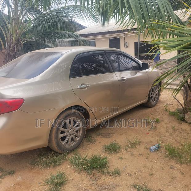 Toyota Corolla 2010 Gold