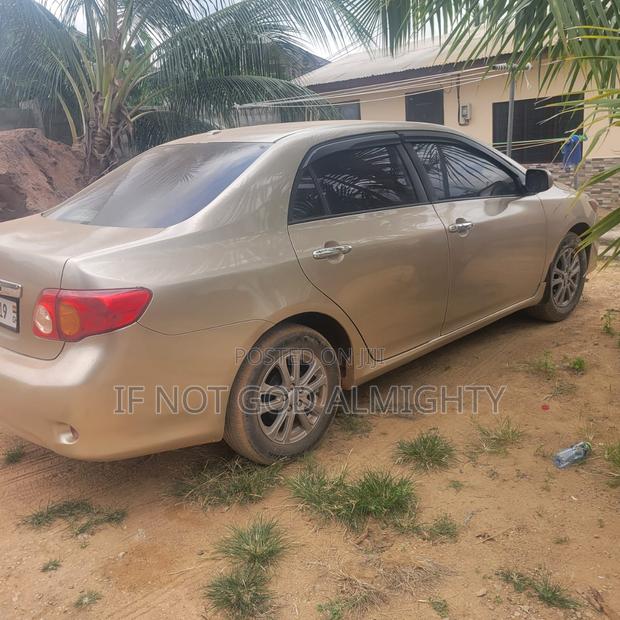 Toyota Corolla 2010 Gold
