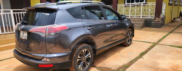 Toyota RAV4 LE 4dr SUV AWD (2.5L 4cyl 6A) 2018 Gray