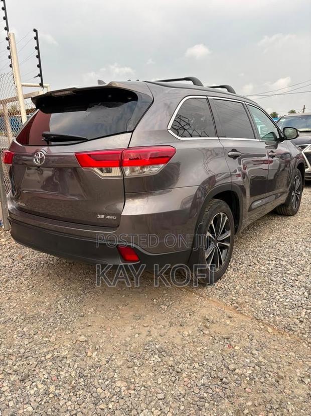 Toyota Highlander SE 2019 Gray