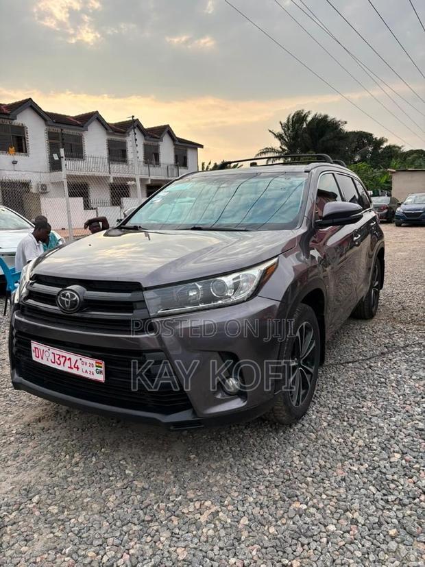 Toyota Highlander SE 2019 Gray