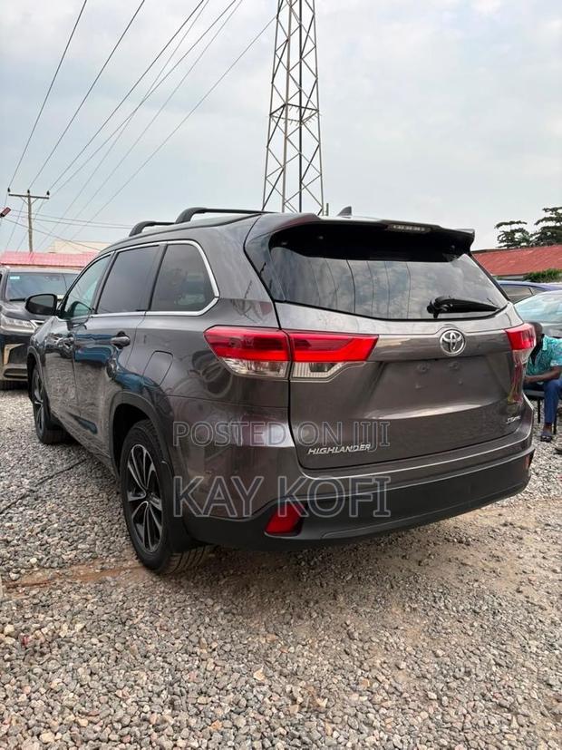 Toyota Highlander SE 2019 Gray