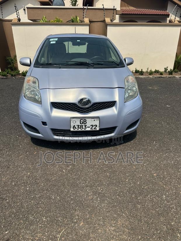 Toyota Vitz 2010 Silver