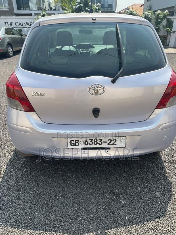 Toyota Vitz 2010 Silver
