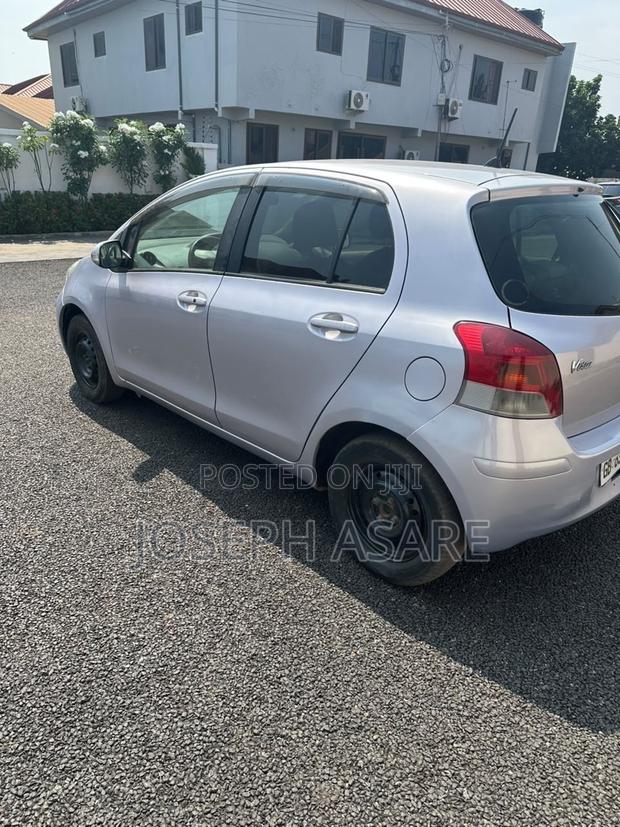 Toyota Vitz 2010 Silver