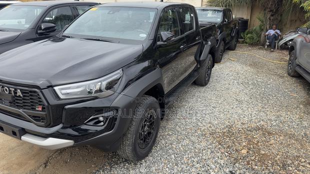 New Toyota Hilux 2025 Black