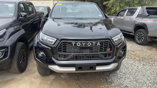 New Toyota Hilux 2025 Black