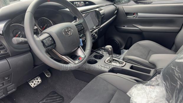 New Toyota Hilux 2025 Black