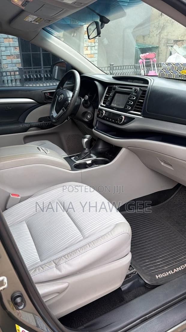 Toyota Highlander LE V6 4x2 (3.5L 6cyl 6A) 2016 Gray