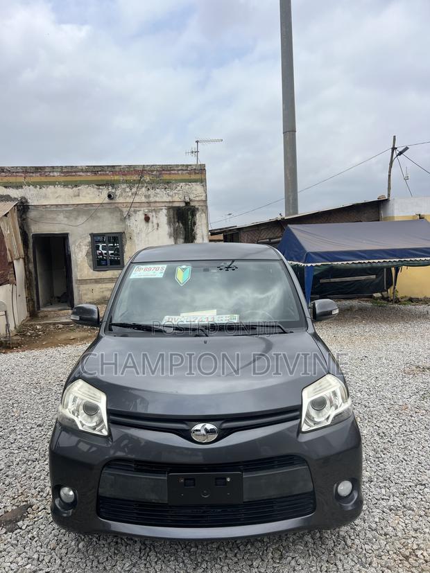 Toyota Sienta 2012 Pearl