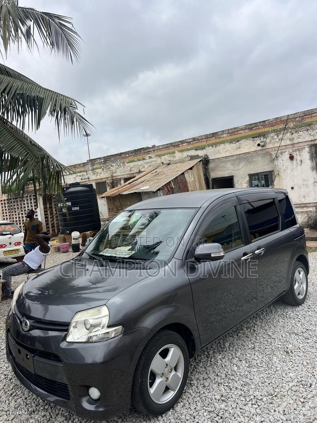 Toyota Sienta 2012 Pearl