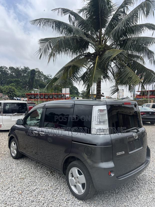 Toyota Sienta 2012 Pearl