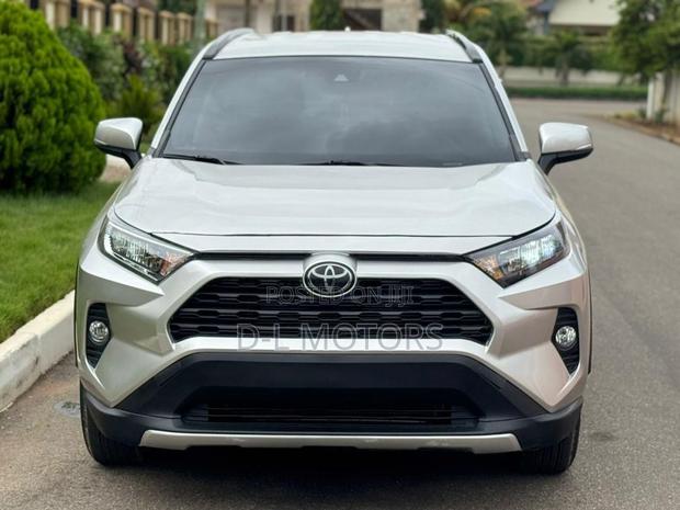 Toyota RAV4 XLE 2021 Silver