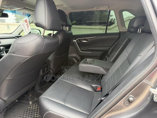Toyota RAV4 XLE 2021 Black