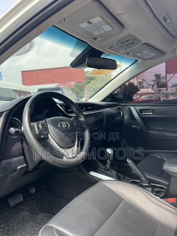Toyota Corolla XLE (1.8L 4cyl 2A) 2018 White